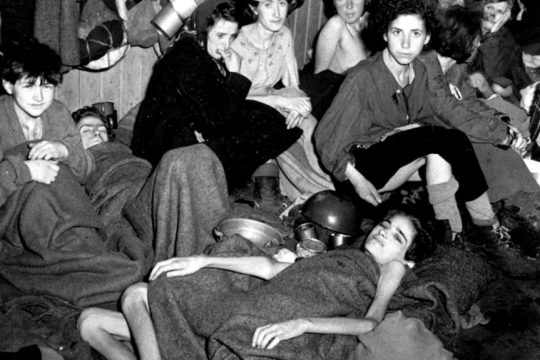 Γυναίκες και παιδιά σε ναζιστικό στρατόπεδο συγκέντρωσης